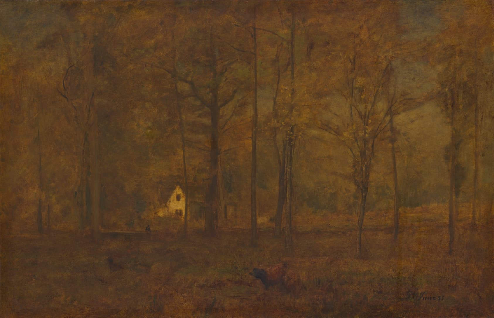 Gemälde „Autumn Woods“ von George Inness: ein herbstlicher Wald in warmen Bernsteintönen mit einem hell leuchtenden Häuschen